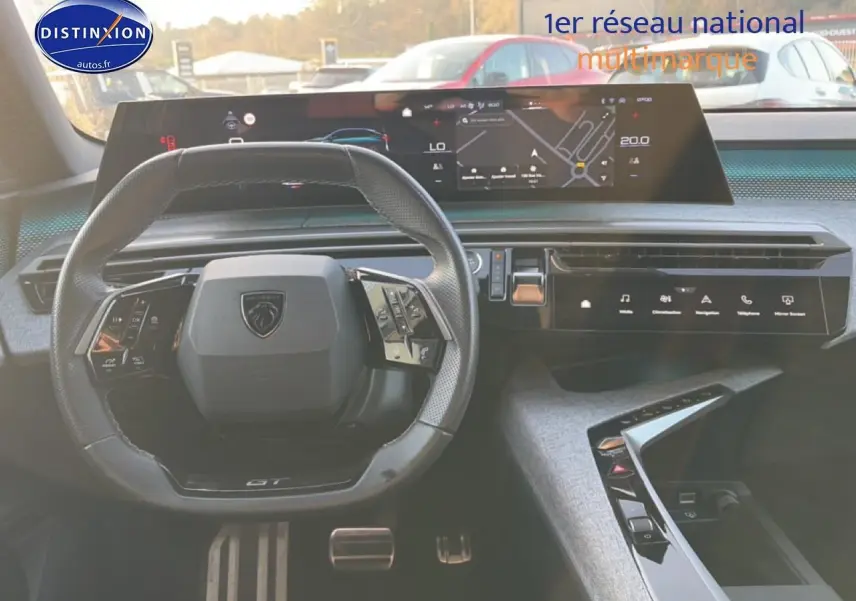 Vue intérieure centrée sur le volant cuir multifonction et l’écran tactile large du tableau de bord du Peugeot 3008 gris.