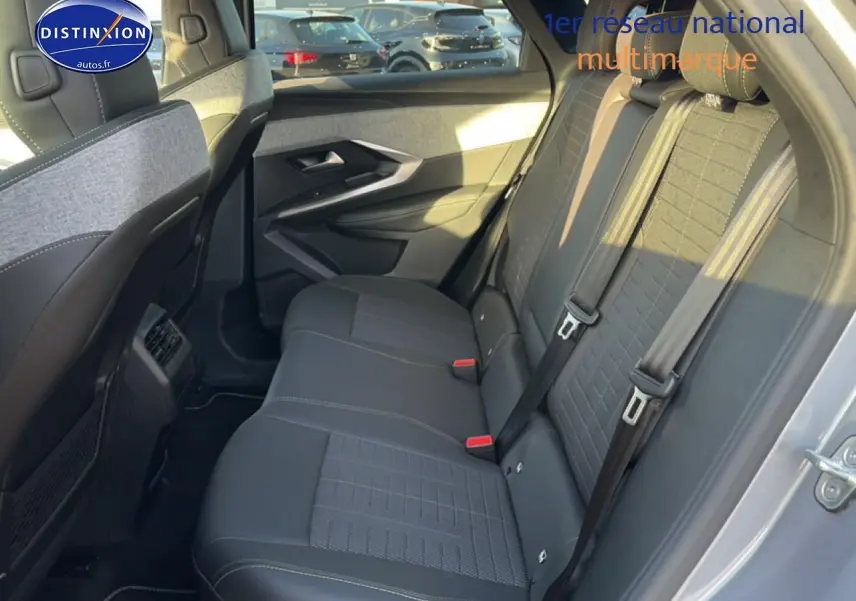 Vue intérieure côté droit des sièges arrière gris du Peugeot 3008 1.2 hybrid 145 GT e-DCS6 2025 avec ceintures et appuis-tête.
