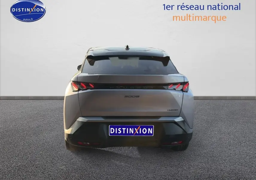 Vue arrière du Peugeot 3008 gris 1.2 hybrid 145 GT avec feux arrière LED et becquet noir.