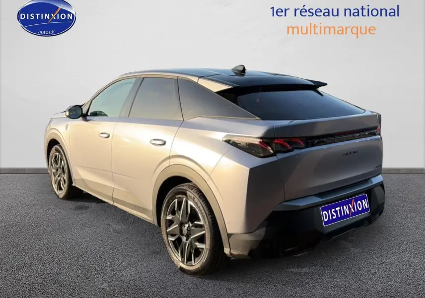 Vue 3/4 arrière droite d'un Peugeot 3008 gris 2025 avec jantes alu et vitres surteintées.
