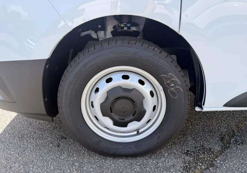 Gros plan sur la roue avant droite du Renault Trafic Fourgon blanc, avec jante acier et pneu Goodyear.