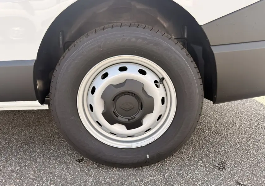 Gros plan sur la roue avant droite du Renault Trafic Fourgon blanc, mettant en valeur la jante acier et le pneu Goodyear.