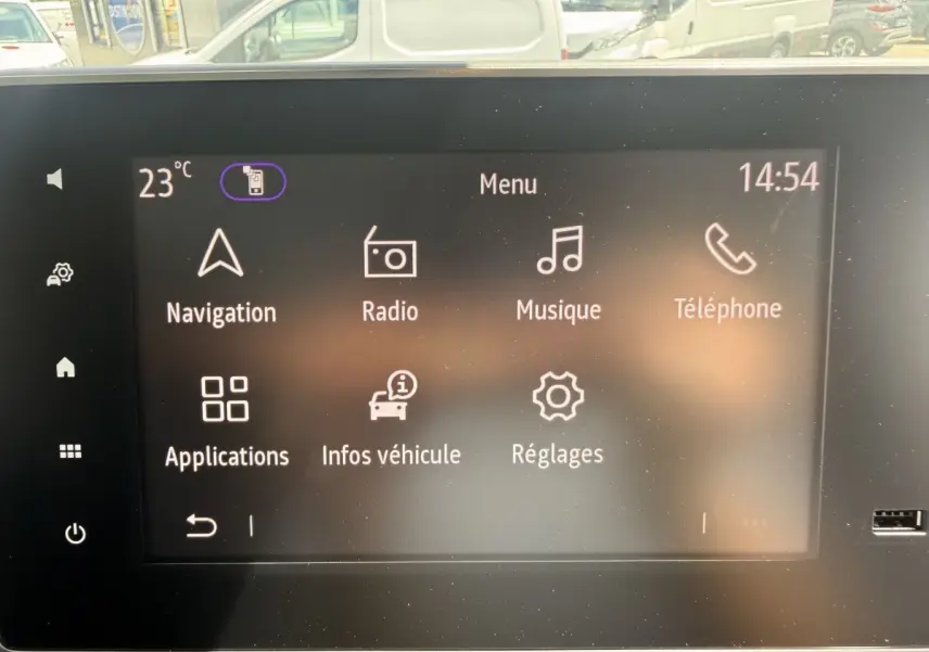 Écran tactile central du tableau de bord du Renault Trafic Fourgon blanc, affichant le menu principal.