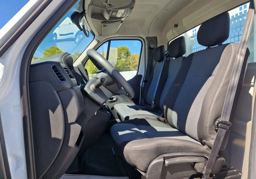 Vue intérieure côté conducteur du Renault Master Châssis Cabine blanc 2024, montrant les sièges et le tableau de bord.