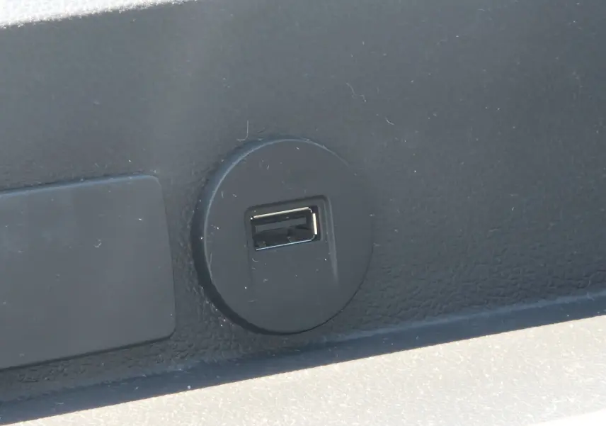 Prise USB noire intégrée dans le tableau de bord du Renault Master Châssis Cabine blanc, version benne 2024.