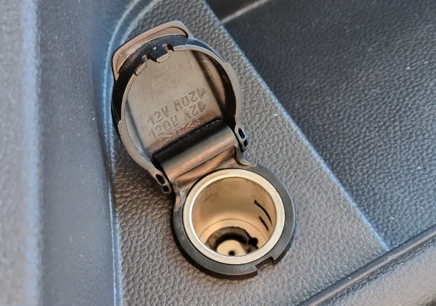 Prise allume-cigare 12V ouverte sur la console intérieure du Renault Master Châssis Cabine blanc, détail du port USB adjacent.