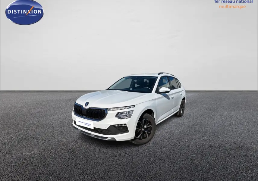 SUV Skoda Kamiq blanc en 3/4 avant droit, avec calandre noire et jantes alliage sombres sur sol gris.