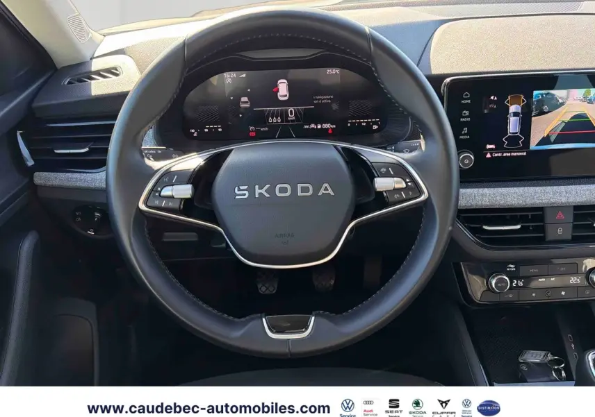Vue intérieure centrée sur le volant cuir multifonctions SKODA du Kamiq 2025 avec tableau de bord digital et écran tactile.