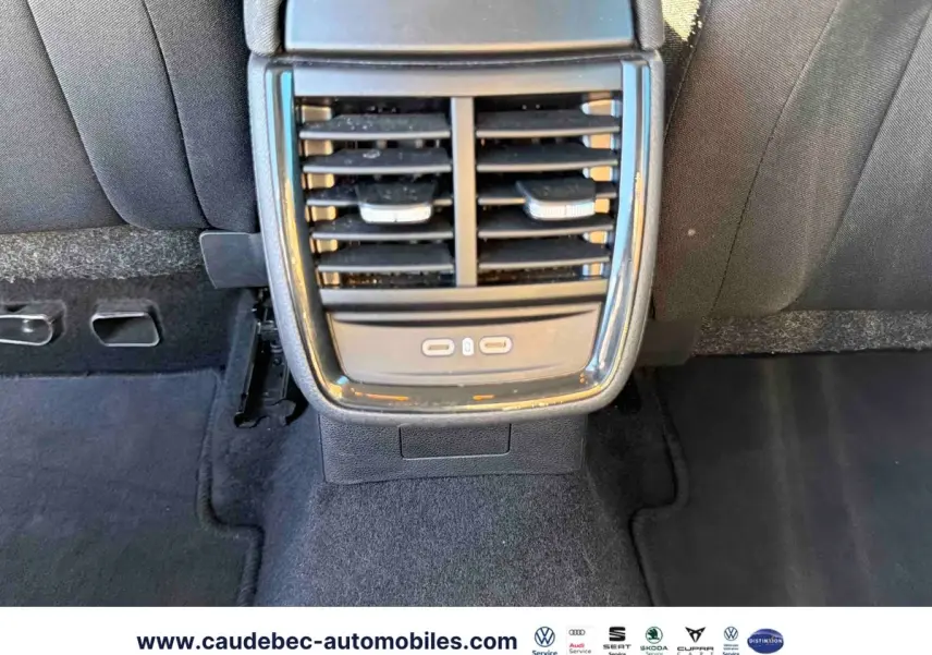 Vue rapprochée des aérateurs arrière avec prises USB-C du Skoda Kamiq 2025, intérieur noir.