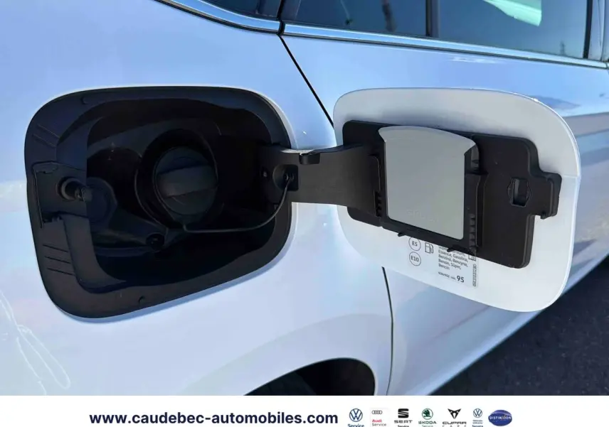 Ouverture de la trappe à carburant côté gauche sur un Skoda Kamiq blanc essence 2025.