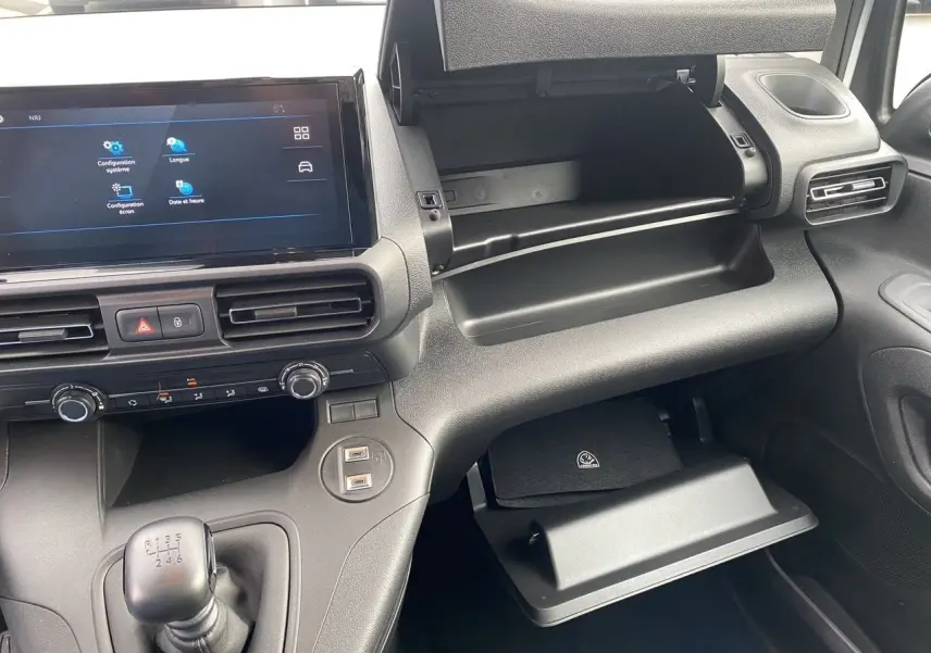 Vue intérieure du tableau de bord côté passager du Peugeot Partner 2024 blanc, avec boîte manuelle et double boîte à gants ouverte.