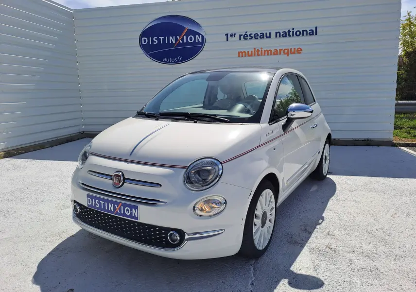 Fiat 500 blanc vue 3/4 avant droit, avec jantes blanches et détails chromés sur les rétroviseurs.