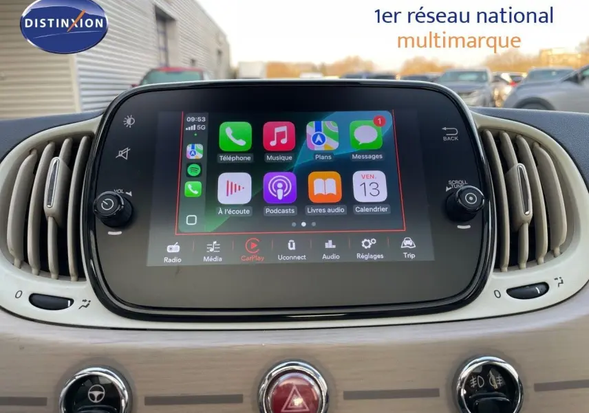 Écran tactile central de la FIAT 500 blanche 2022 affichant Apple CarPlay, vue intérieure du tableau de bord.