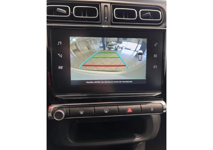 Écran tactile intérieur de la Citroën C3 blanc montrant la caméra de recul avec lignes de guidage colorées.