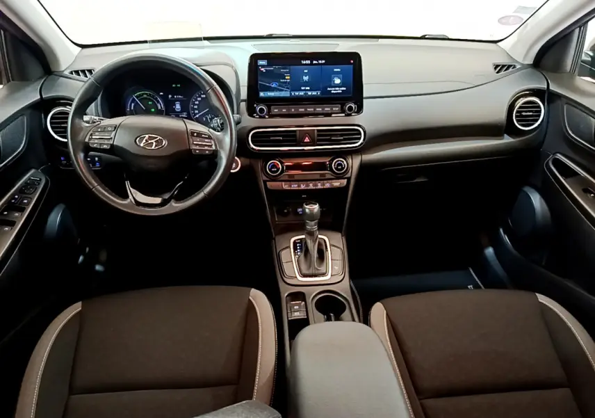 Intérieur du Hyundai Kona 2020, vue frontale du tableau de bord avec écran tactile central et volant multifonctions cuir.