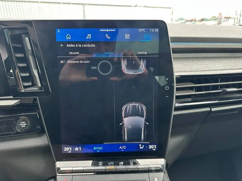 Écran tactile central du Renault Austral 2025 affichant les aides à la conduite dans un intérieur moderne noir.