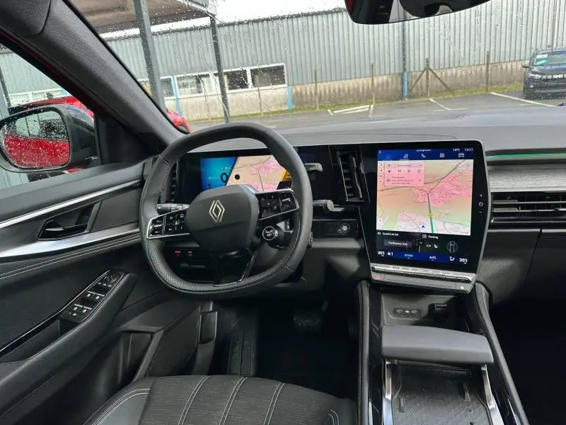 Vue intérieure du tableau de bord et volant du Renault Austral 2025, avec écran tactile central et affichage numérique.