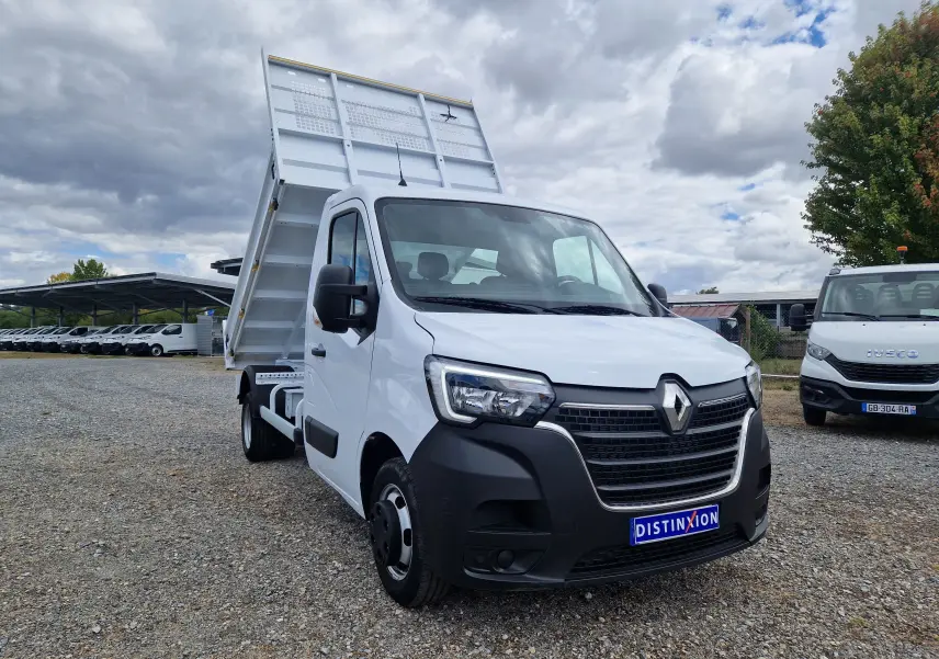 Renault Master Châssis Cabine blanc en 3/4 avant droit avec benne relevée et roues jumelées visibles.