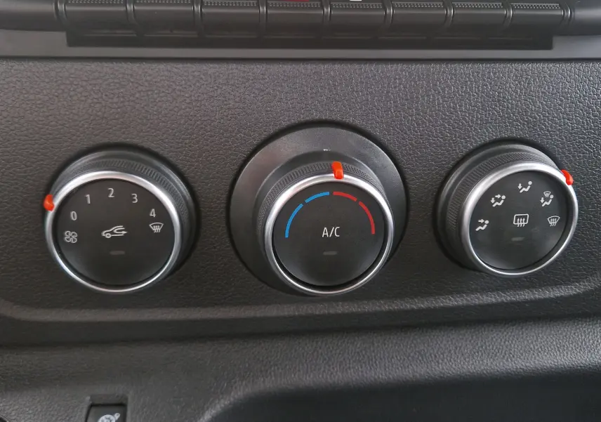 Gros plan sur les commandes de climatisation du tableau de bord du Renault Master Châssis Cabine blanc, version 2024.