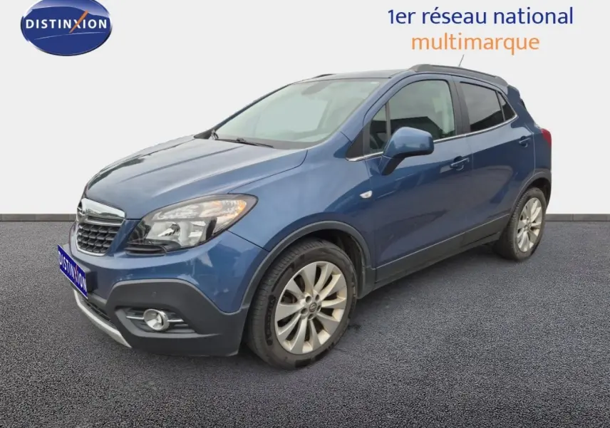 Opel Mokka bleu outremer en 3/4 avant droit, avec jantes alu et calandre chromée visible.