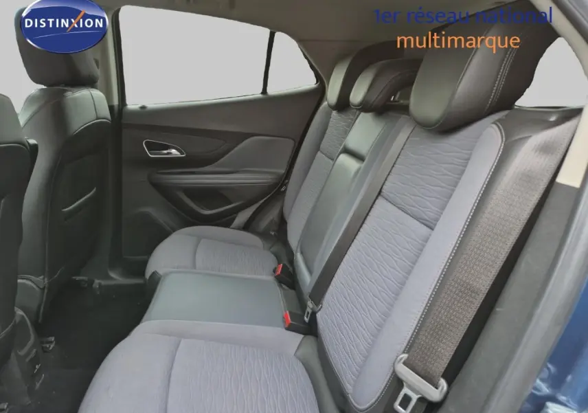 Vue intérieure arrière côté droit de l’Opel Mokka bleu outremer, montrant la banquette 3 places grise avec ceintures de sécurité.