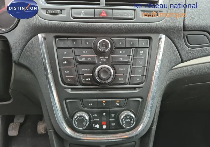 Vue rapprochée de la console centrale de l’Opel Mokka 2015, avec commandes audio et climatisation bi-zone.