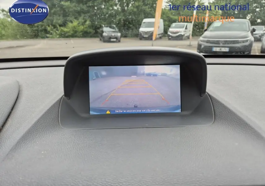 Écran de caméra de recul dans un Opel Mokka bleu outremer, vue intérieure du tableau de bord.