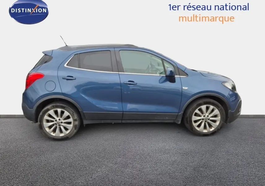 Vue de profil côté gauche d'un Opel Mokka bleu outremer avec jantes alliage et vitres teintées.
