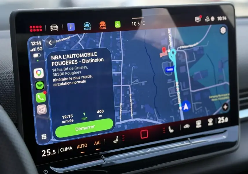 Écran tactile intérieur du Volkswagen T-Roc 2026 affichant la navigation et la climatisation, vue de face rapprochée.