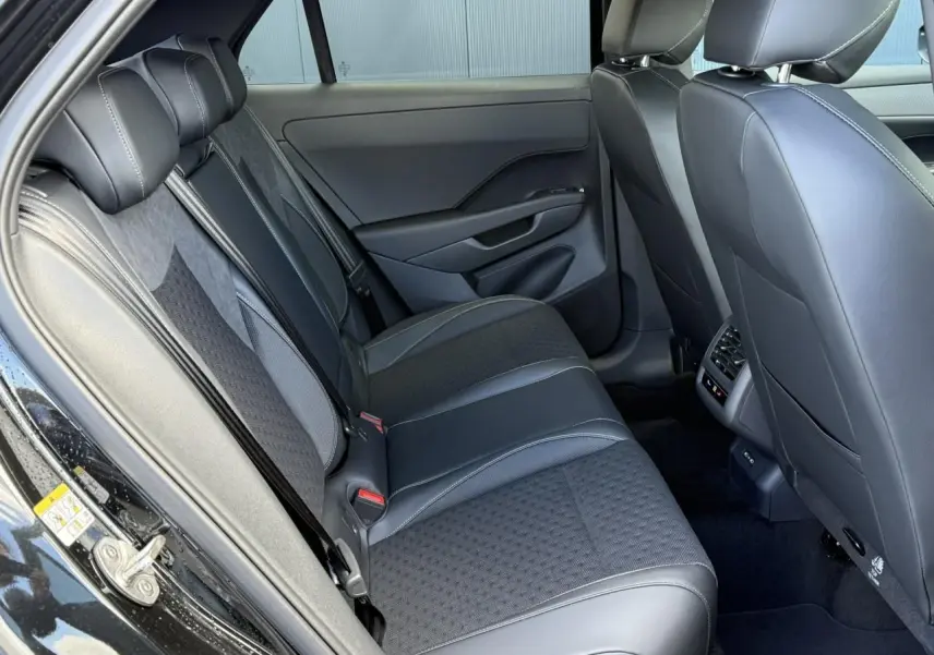 Vue intérieure côté gauche des sièges arrière en tissu et cuir noir du Volkswagen T-Roc 2026 finition R-Line.