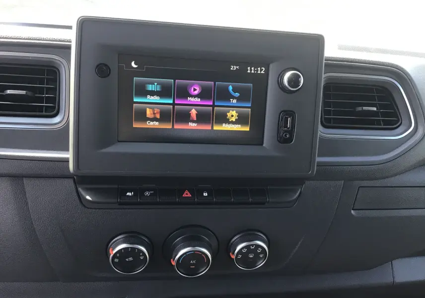 Tableau de bord du Renault Master 2024 gris étoile, vue frontale centrée sur l'écran tactile et commandes climatiques.