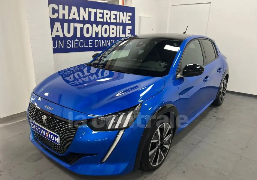 Peugeot 208 bleu en 3/4 avant droit, avec toit noir et signature lumineuse verticale distinctive.