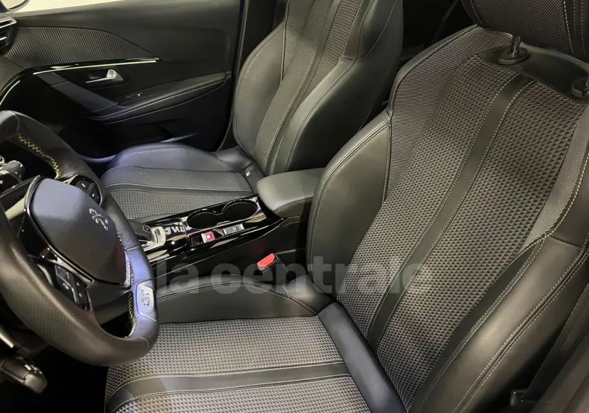 Vue intérieure rapprochée des sièges avant en tissu et cuir noirs de la Peugeot 208 GT Line 2020.