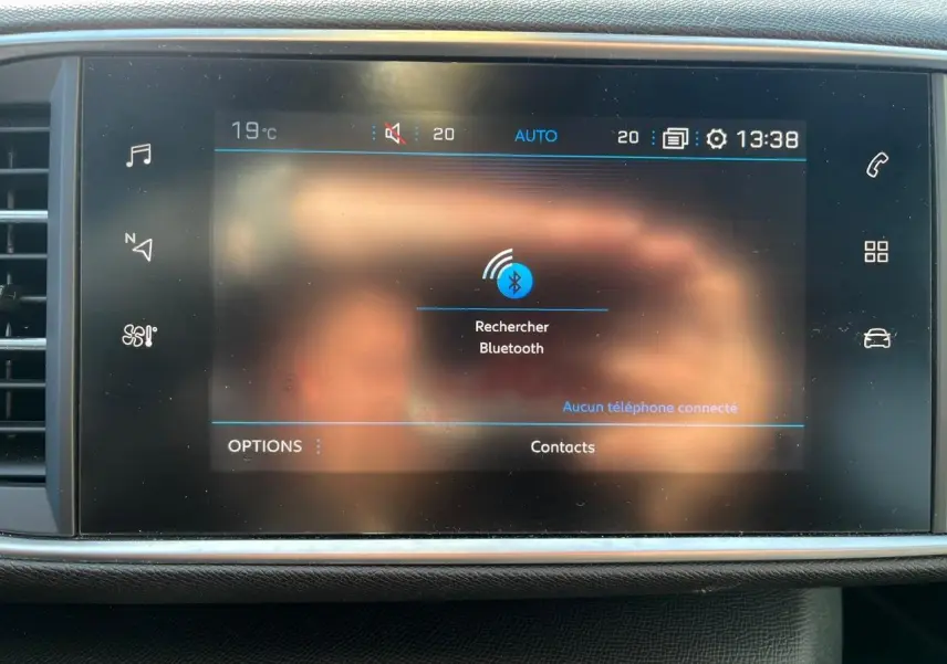 Écran tactile 9,7'' du Peugeot 308 SW GT Line 2019 affichant la recherche Bluetooth et la température intérieure.