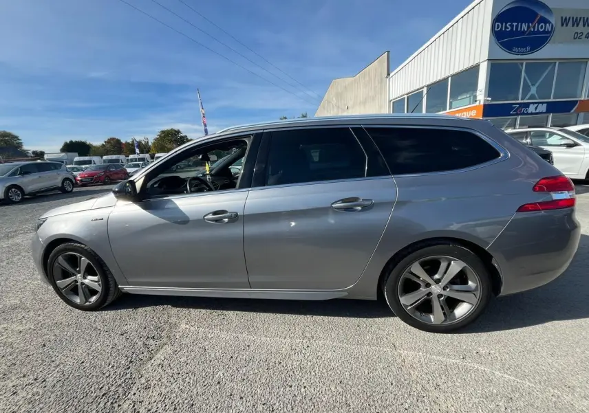 Profil côté gauche d'une Peugeot 308 SW gris clair 2019 avec jantes alliage 17 pouces diamantées Rubis.