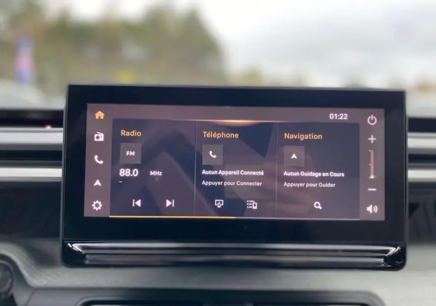 Écran tactile central de 10,25 pouces du Citroën C3 Aircross 2025 avec interface radio, téléphone et navigation.