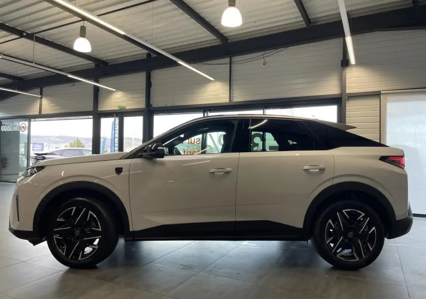 Vue de profil côté gauche du Peugeot 3008 blanc Okenite avec toit noir et jantes alliage 19'' diamantées.
