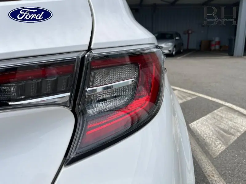 Gros plan sur le feu arrière droit blanc pur d'une Toyota Corolla 184h Dynamic Business MY20, avec détails LED visibles.