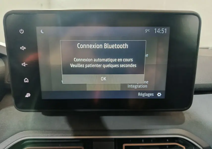 Écran tactile central de la Dacia Sandero Extreme+ TCe 110 2024 affichant la connexion Bluetooth en cours.