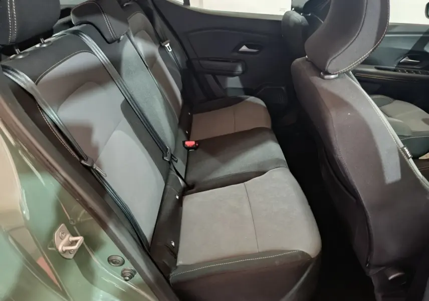 Vue intérieure côté gauche montrant la banquette arrière grise et noire du Dacia Sandero Extreme+ vert 2024.