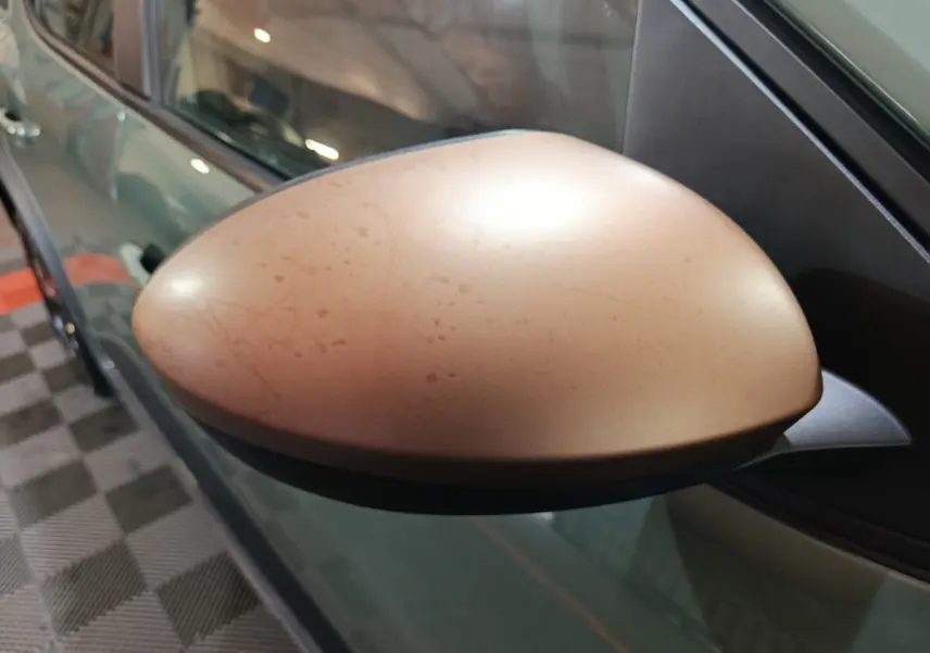 Rétroviseur côté conducteur vert mat de la Dacia Sandero Extreme+ TCe 110 2024, vue rapprochée en angle latéral.