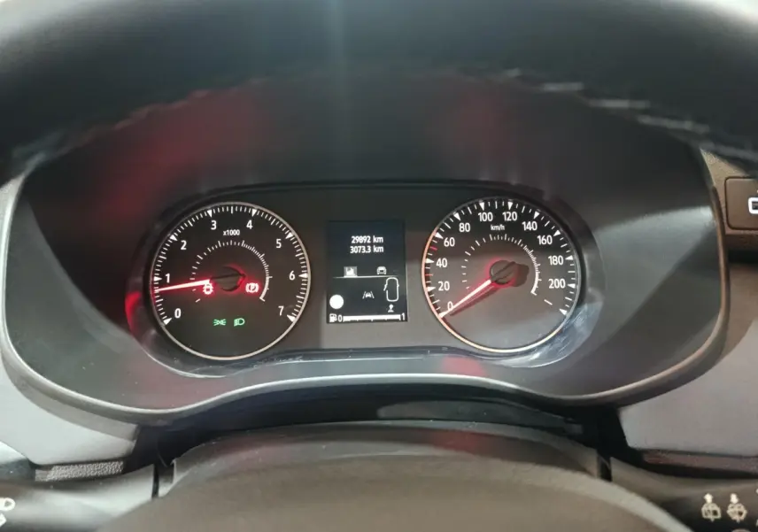 Vue rapprochée du tableau de bord de la Dacia Sandero Extreme+ TCe 110 2024, affichage numérique et compte-tours.