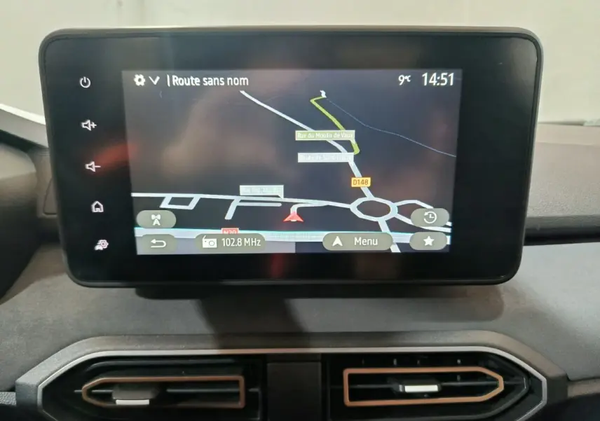 Écran tactile central affichant la navigation 3D dans l'habitacle du Dacia Sandero Extreme+ vert 2024.