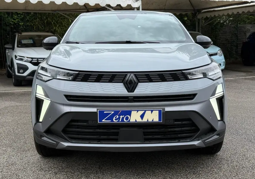 Vue avant d'une Renault Symbioz gris rafale avec éclairage LED en forme de "C" et calandre noire distinctive.
