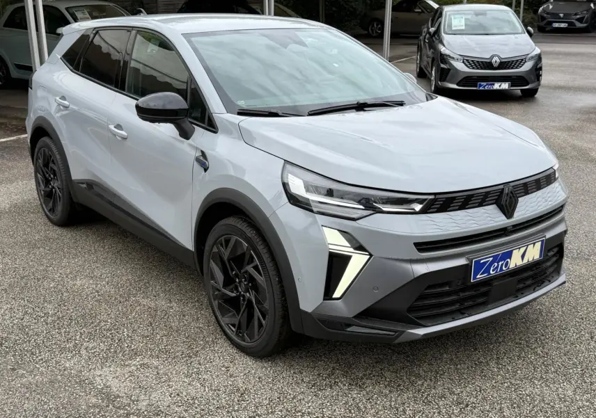 Vue 3/4 avant d’un Renault Symbioz gris rafale avec calandre noire et jantes noires distinctives.