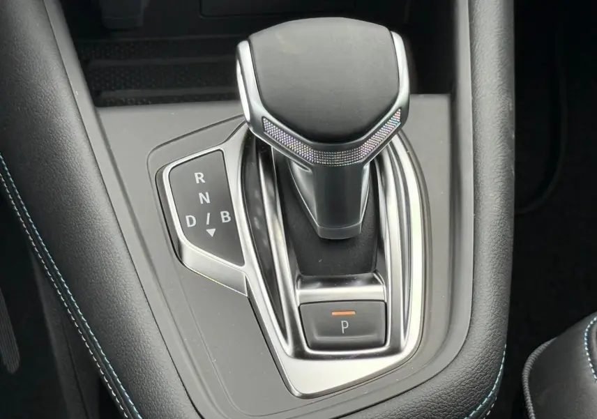 Le levier de vitesses noir et chrome de la Renault Symbioz 1.8 E-Tech Full Hybrid 160ch, vue rapprochée de la console centrale.