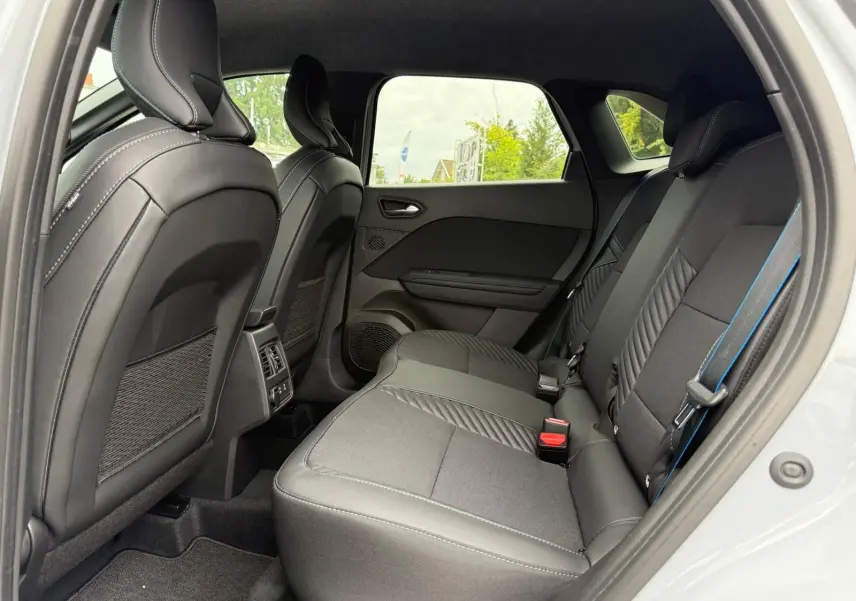 Vue intérieure côté droit des sièges arrière en tissu gris avec surpiqûres bleues du Renault Symbioz 2026.