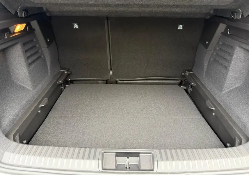 Coffre ouvert vu de l'arrière d'une Renault Symbioz gris Rafale, montrant un espace de rangement propre et spacieux.