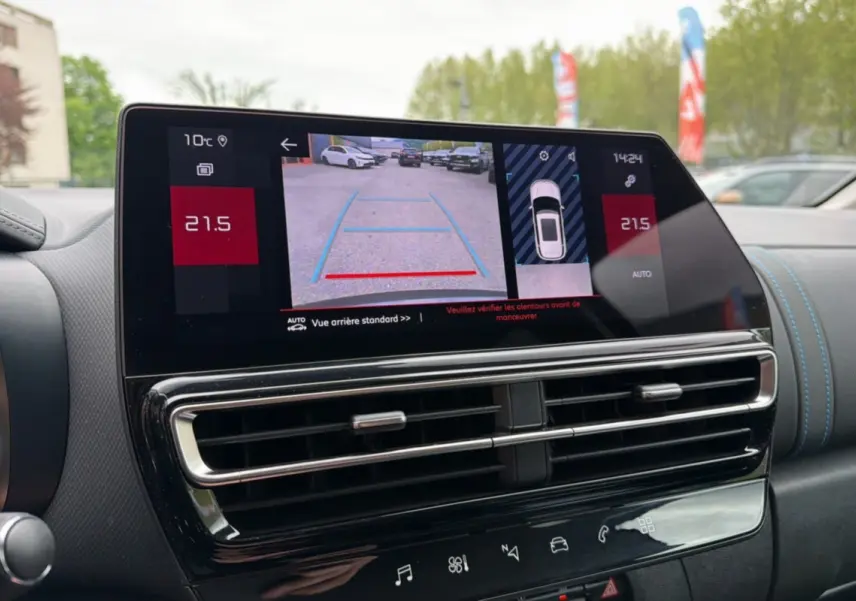 Écran central tactile affichant la caméra de recul et les réglages climatisation du Citroën C5 Aircross 2025.