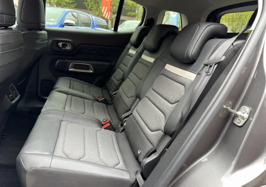 Vue latérale intérieure des trois sièges arrière individuels en tissu gris du Citroën C5 Aircross 2025 gris platinium.